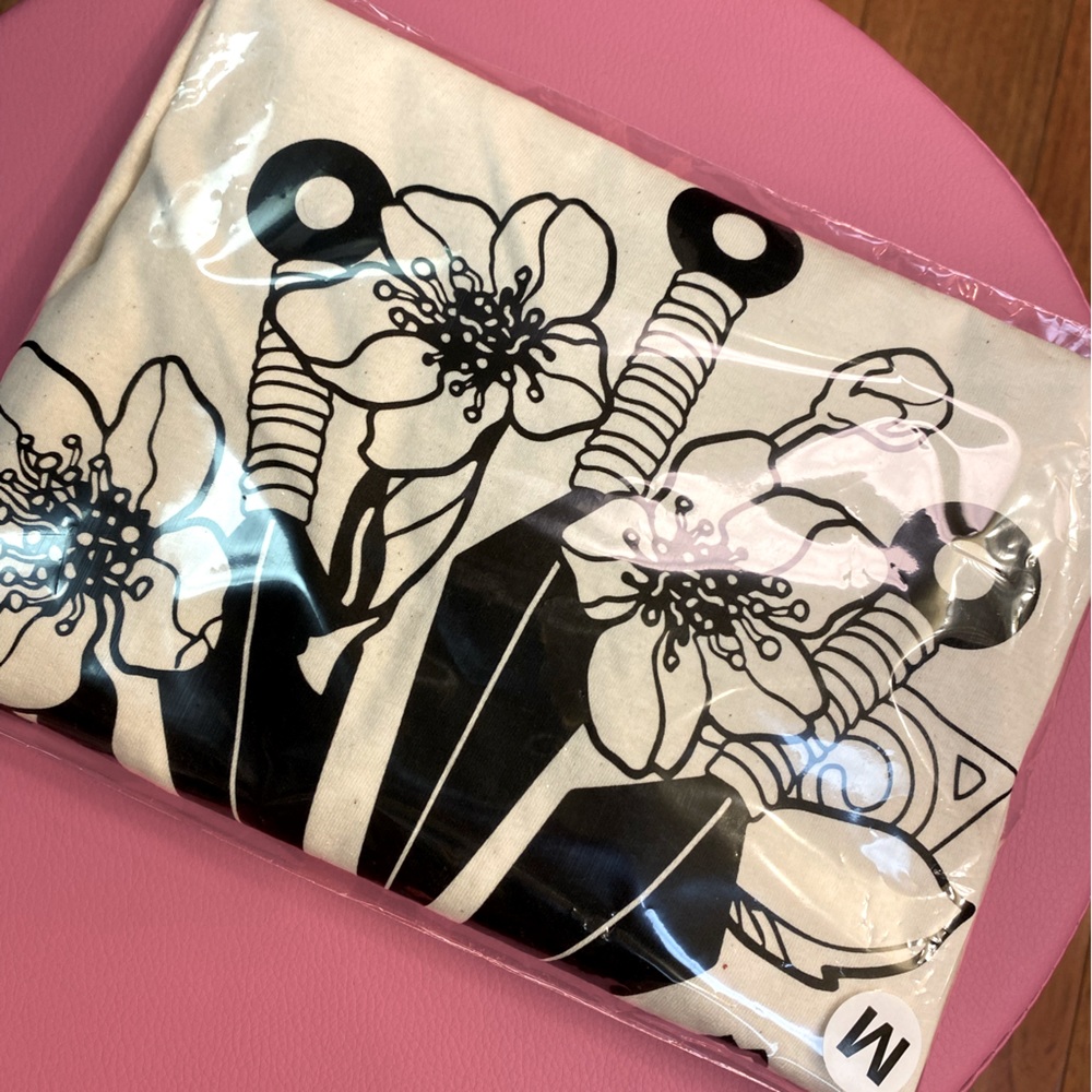🗡️Daggers and flowers guy fitting tee. Size Medium.🌸Soft & comfy.